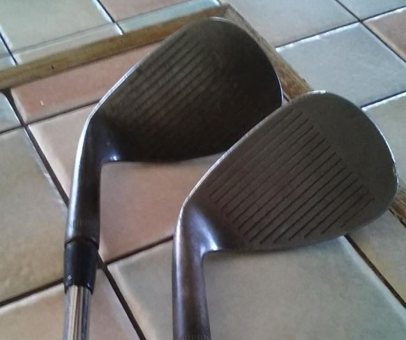 sandwedge de golf avec des strilles usées